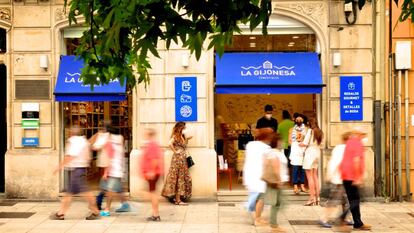 Escaparate de una de las tres tiendas de comestibles de La Gijonesa en Gijón (Asturias).