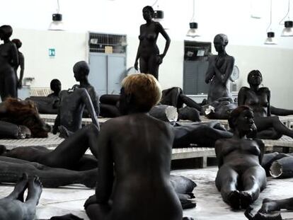 Un momento de la 'performance' titulada 'VB66', de Vanessa Beecroft, uno de los platos fuertes de la exposición 'Una idea de belleza'.