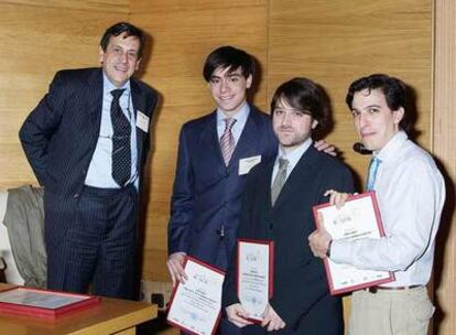 El vicepresidente del Club ICADE, Ángel Serrano, junto a los creadores del sello Estoescasa!