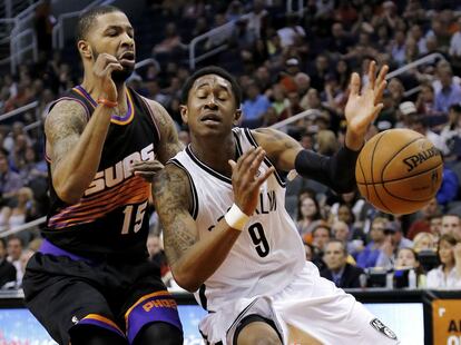 A la izquierda, Morris, de los Suns, le quita el balón a Brooks, de los Nets.