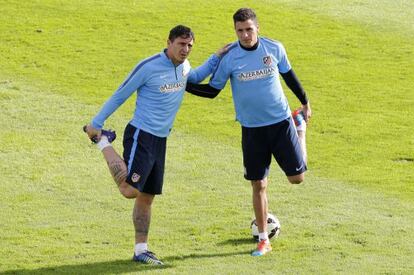 Christian Rodríguez y José María Giménez, en un entrenamiento.