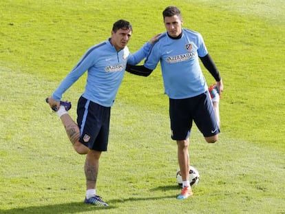 Christian Rodríguez y José María Giménez, en un entrenamiento.