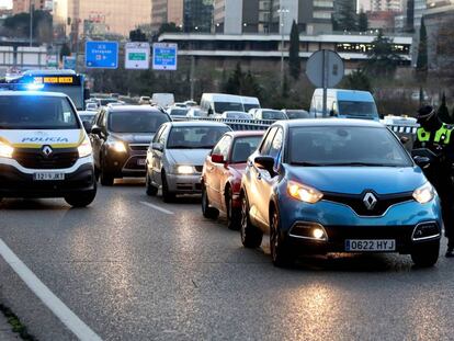 Control de la policía municipal durante un episodio de contaminación en Madrid en 2016. 