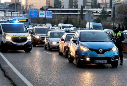 Control de la policía municipal durante un episodio de contaminación en Madrid en 2016. 