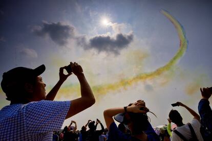 El equipo de acrobacias aéreas Ba Yi pilota aviones participa en la decimotercera Exposición Internacional Aeronáutica y Aeroespacial de China, en Zhuhai, provincia de Guangdong.