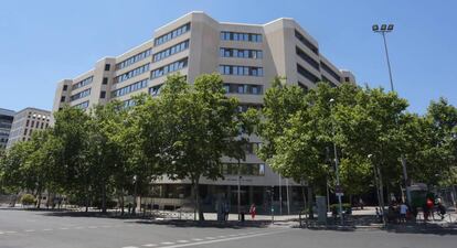 Fachada de los juzgados de la plaza de Castilla, ayer a mediodía.