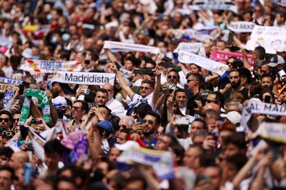 Aficinados del Real Madrid en el estadio Santiago Bernabéu antes del inicio del partido.