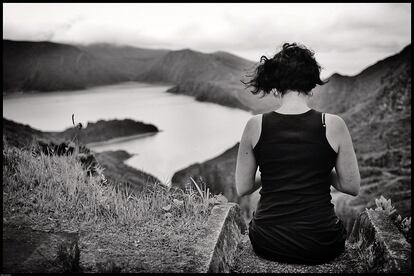 La fotografía nos llega desde Lago de fuego, isla de San Miguel en las Azores, y su autor es Luis Mariano González, quien añade la siguiente descripción: "Desde lo alto de la montaña, Miriam contempla el lago de Fuego mientras el viento juega con su pelo".