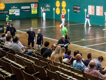 Uno de los partidos celebrados en el frontón Astelena de Eibar, tras el parón por la pandemia.