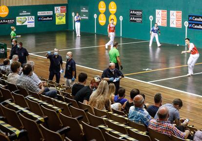 Uno de los partidos celebrados en el frontón Astelena de Eibar, tras el parón por la pandemia.