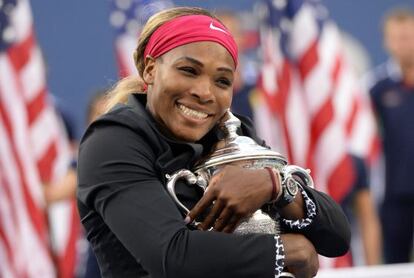 Serena Williams abraza al trofeo, tras vencer en la final del Us Open.