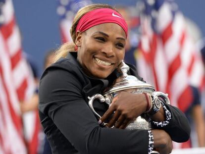 Serena Williams abraza al trofeo, tras vencer en la final del Us Open.