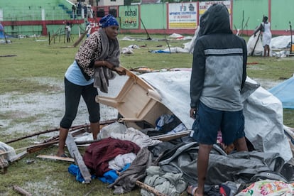 Varias personas construyen refugios previsorios en Los Cayos, Haití, este martes.