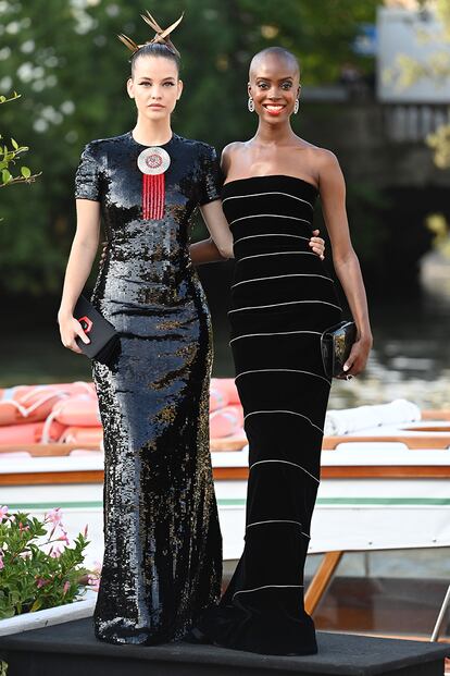 Barbara Palvin (izda.), con un vestido de la colección de primavera de 2019 de Armani Privé, posa junto a Madisin Rian, también vestida de Armani Privé, con un vestido palabra de honor de la colección otoño-invierno de 2012.

 