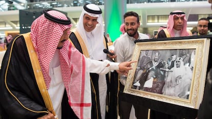 Salmán bin Abdulaziz, rey de Arabia Saudí, señala una foto en la que está acompañado por Abdalá bin Abdulaziz, su hermano fallecido en 2015, rey hasta su muerte y quien acordó la construcción del AVE de Medina a La Meca en 2009.
