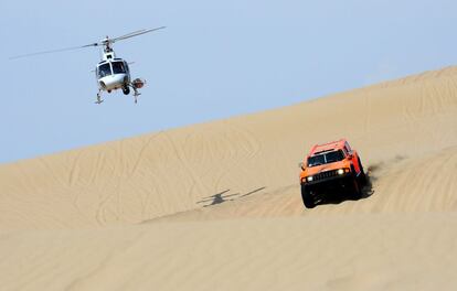 El americano Robby Gordon conduce su Hummer durante la primera etapa del Dakar.