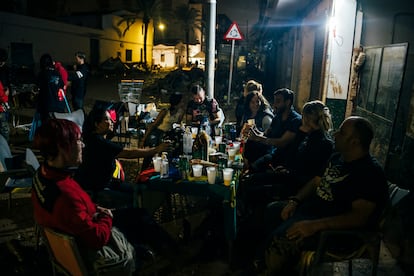 Un grupo de personas toma unas cervezas por la noche en Paiporta.