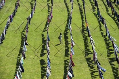 Miles de vestidos en tendederos en el Estadio de Pristina (Kosovo) forman la obra 'Thinking of You', homenaje a las 20.000 mujeres que sufrieron agresiones sexuales entre 1998-1999 en la guerra de Kosovo.