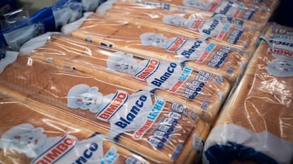 Diversos paquetes de pan de molde de la marca Bimbo.  