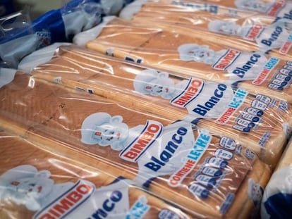 Diversos paquetes de pan de molde de la marca Bimbo.  