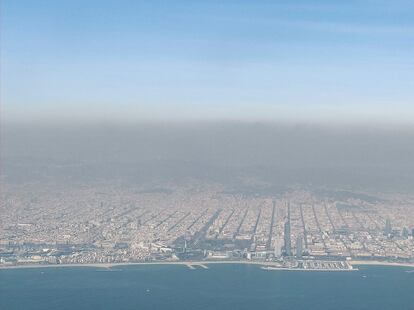 Vista aérea de Barcelona bajo la capa de contaminación.