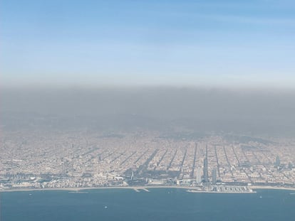 Vista aérea de Barcelona bajo la capa de contaminación.