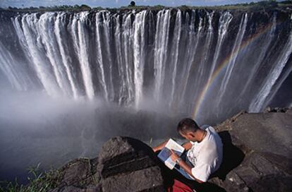 Las cataratas Victoria, cuyo nombre local es <i>'el humo que retruena',</i> están formadas por cinco gigantescos saltos de agua a lo largo de 1,7 kilómetros.