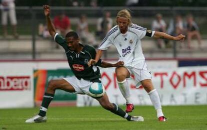 Guti pelea con Hayler por el balón.