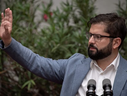 El presidente de Chile, Gabriel Boric, participa de una conferencia de prensa con los medios internacionales, en el Palacio de La Moneda en Santiago (Chile).