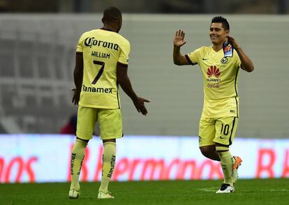Osvaldo Martínez festeja su anotación con el brasileño William Da Silva