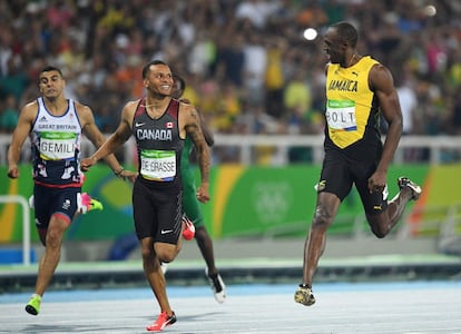 El jamaicano Usain Bolt y el canadiense Andre de Grasse compiten en la semifinal de 200 metros lisos. 