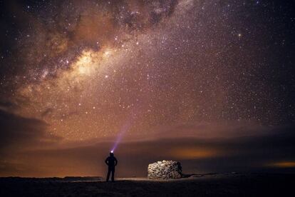 Un viajero observa La Vía Láctea desde el desierto de Atacama, al norte de Chile.