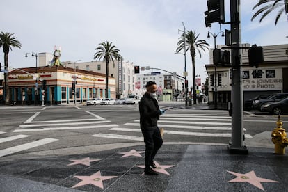 Un hombre cruza la calle de Hollywood Boulevard y Highland Avenue, en Los Ángeles (California), en los inicios de la pandemia de covid-19, en marzo de 2020.