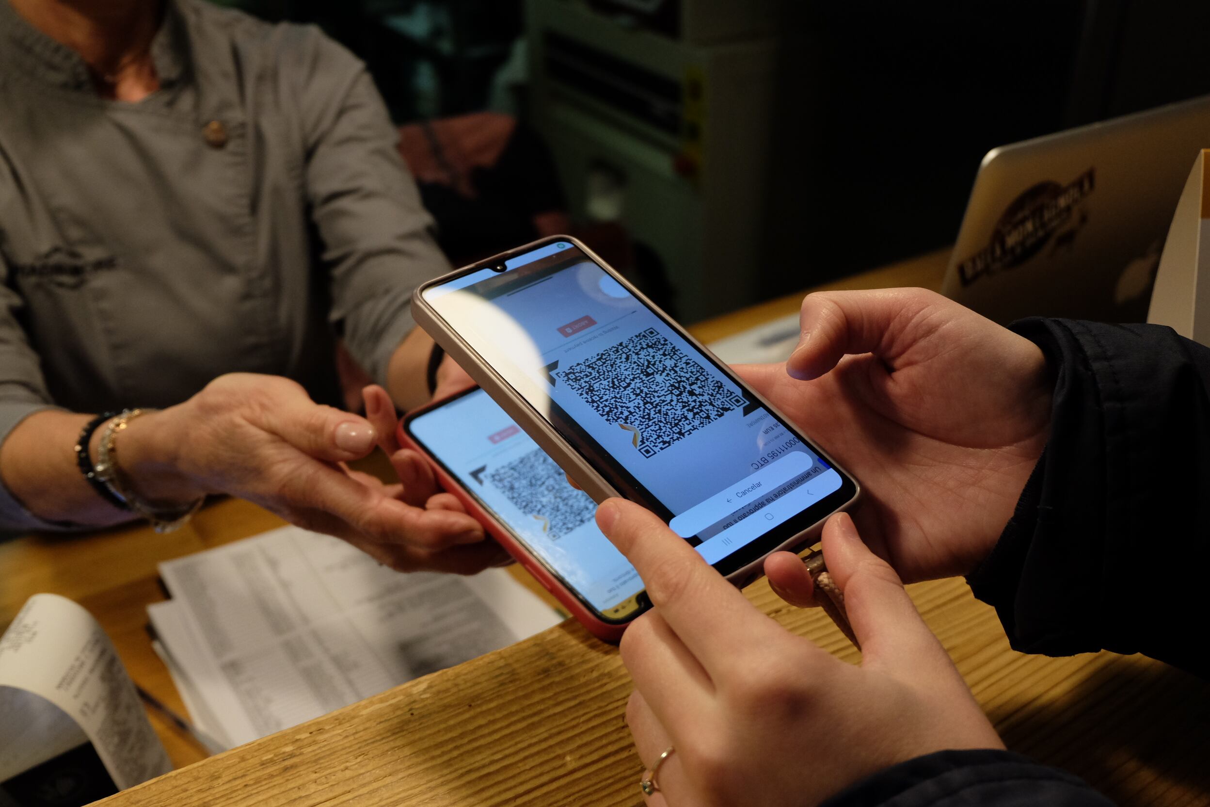 Un cliente paga con bitcoin en el local Piadinamore. 