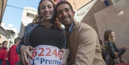 Pedro Jesús y Noelia, embarazada de seis meses, han sido agraciados con el Gordo en Bailén.