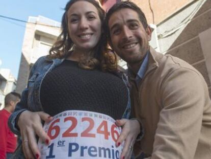 Pedro Jes&uacute;s y Noelia, embarazada de seis meses, han sido agraciados con el Gordo en Bail&eacute;n. 