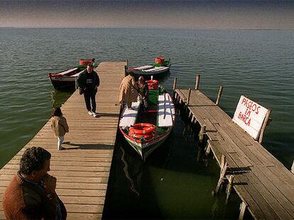 Paseos en barca por el parque natural de la Albufera de Valencia, una laguna separada del Mediterráneo por el cordón litoral de la Dehesa del Saler.