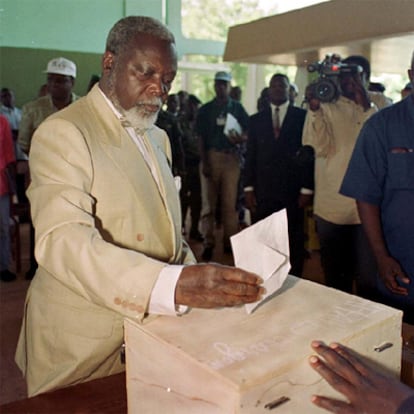 Ange-Félix Patassé, en las elecciones de 1999.