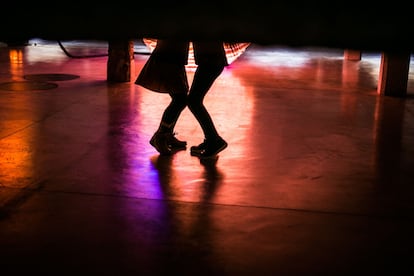 Una pista de baile al aire libre en Matadero Madrid, entre las propuestas del Festival Ciudad Bailar.