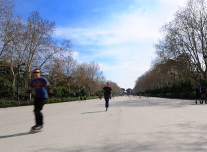 Patinadores por el Paseo de Coches, antigua carretera de la ciudad