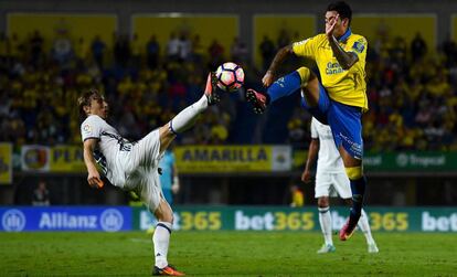 Luka Modric protege el bal&oacute;n ante Araujo contra Las Palmas. 