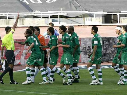 Varios jugadores del Betis protestan al árbitro Pérez Lima.