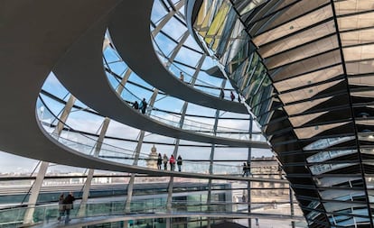 Interior de la cúpula de Reichstag, en Berlín.