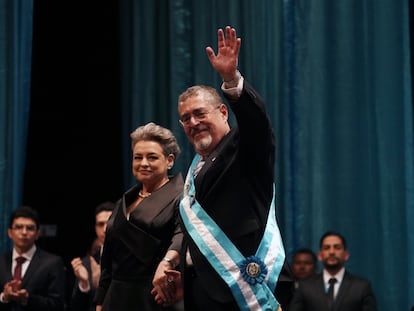 Bernardo Arévalo acompañado de su esposa, Lucrecia Peinado, durante la toma de posesión como presidente de Guatemala.