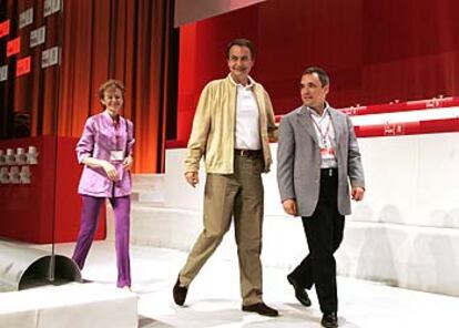 José Luis Rodríguez Zapatero, entre María Teresa Fernández de la Vega y Rafael Simancas, en la clausura del congreso del PSM-PSOE.