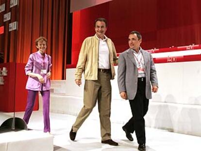 José Luis Rodríguez Zapatero, entre María Teresa Fernández de la Vega y Rafael Simancas, en la clausura del congreso del PSM-PSOE.