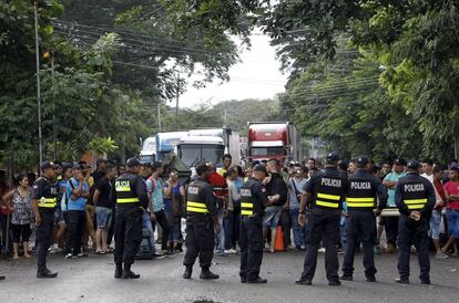 Agentes de la policía de Costa Rica frente a los migrantes cubanos a la espera de la apertura de la frontera entre Costa Rica y Nicaragua en Peñas Blancas, Costa Rica.