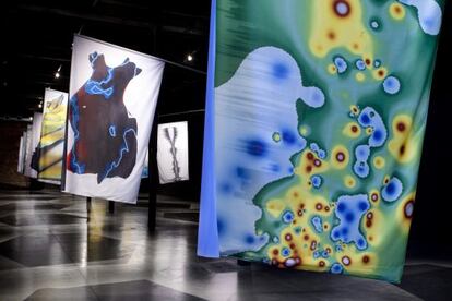 Lienzos-bandera de José María Sicilia en su exposición 'Fukushima. Flores de invierno'