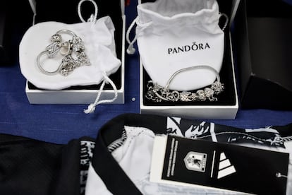 Varias pulseras de Pandora falsificadas, intervenidas por la Policía Nacional.