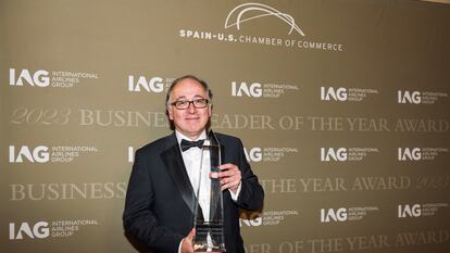 El director ejecutivo de IAG, Luis Gallego, fue premiado en Nueva York con el galardón Líder Empresarial del Año (Business Leader of the Year), un reconocimiento que otorga la Cámara de Comercio de España-EE UU a aquellos que se hayan significado en la promoción de las relaciones comerciales entre los dos países. La cámara destacó dos aspectos de su personalidad empresarial: su liderazgo al frente de la compañía en uno de los momentos más críticos de la historia (la pandemia) y su liderazgo a la hora de llevar al grupo a un modelo sostenible de descarbonización de su flota.